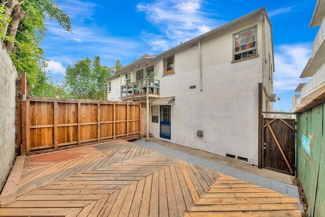 Photo - Studio for $2100 (3 Blocks from Beach)