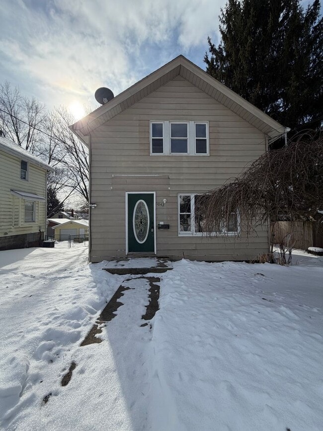 Building Photo - Spacious 4-Bedroom Barberton Home – Open House Wednesday, February 11th!