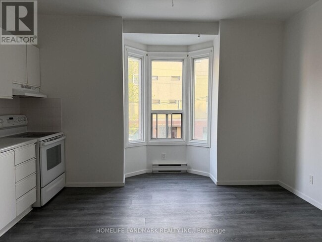 Photo - 968 Bathurst St