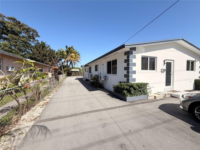 Building Photo - 95-97-97 NE 168th St Unit 97