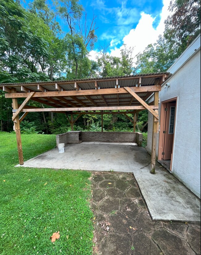 patio - 258 E Hubert Ave