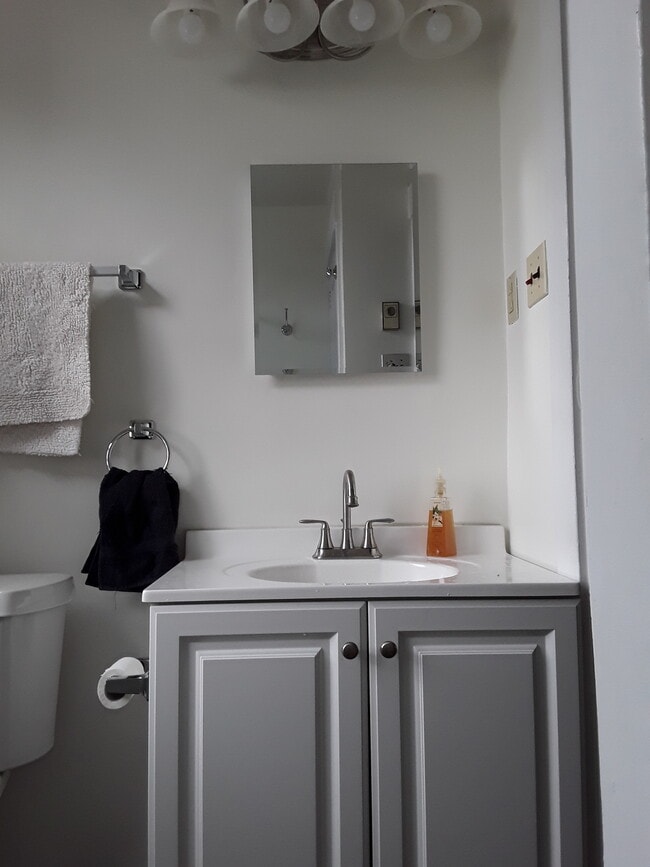 Lavabo del baño - 339 Semple St Unidad 3-4 BR House