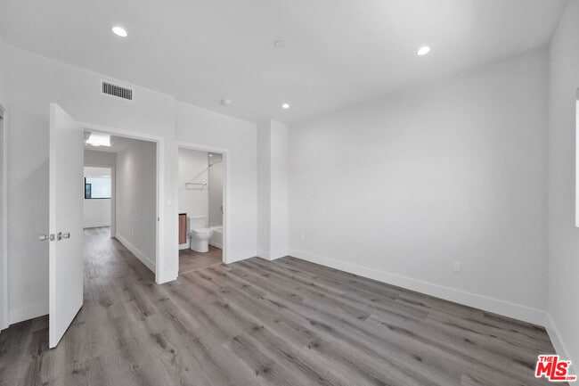 Photo - 11520 Emelita St