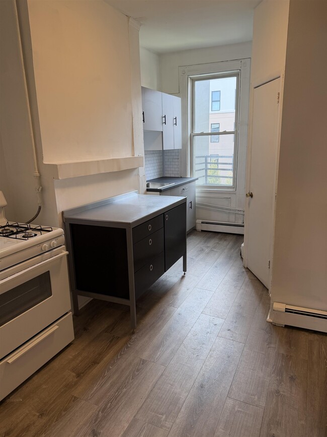 Photo - 630 Grand St Unidad 4