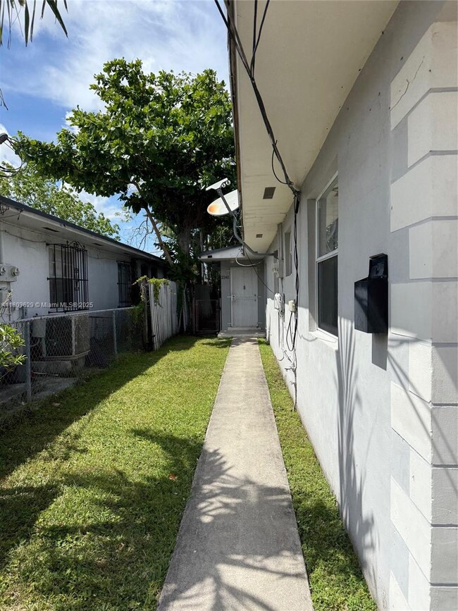 Photo - 2339 NW 35th St Apartamento Unidad EFF