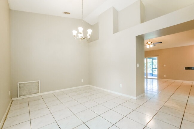 619 Queensbridge Dr