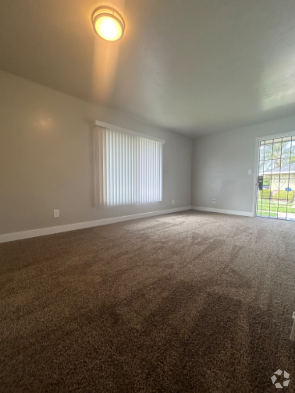 Building Photo - 3327 E Clinton Ave Unit 3327 Rental