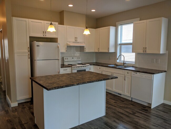 1644-16487 87 Ave