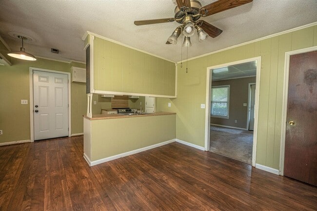 Photo - Charming 4 bedroom home with large yard