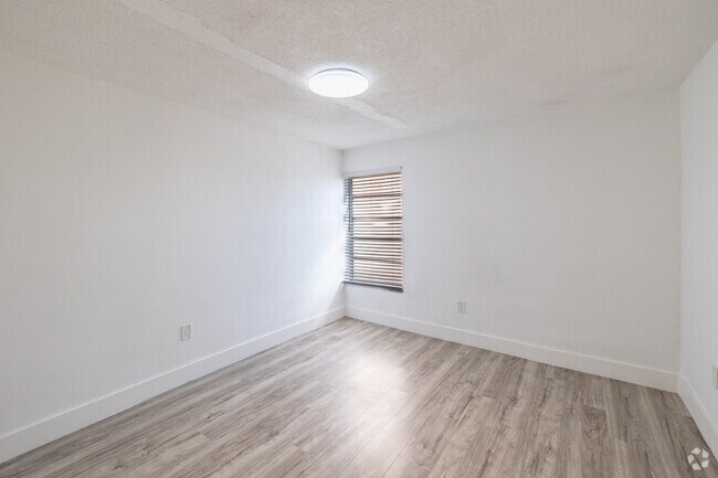 2BR, 1BA - 900SF - Primary Bedroom