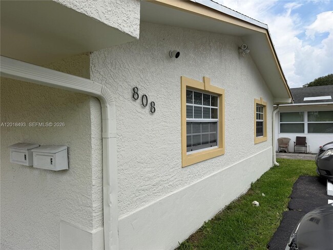 Building Photo - 808 SW 30th St Unit Rear
