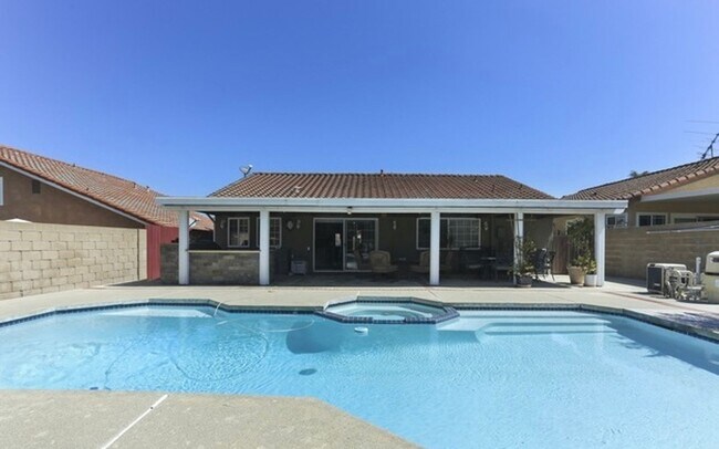 Photo - Beautiful 3 Bedroom, 2 Bathroom House w/ a Pool For Rent in Mission Viejo!