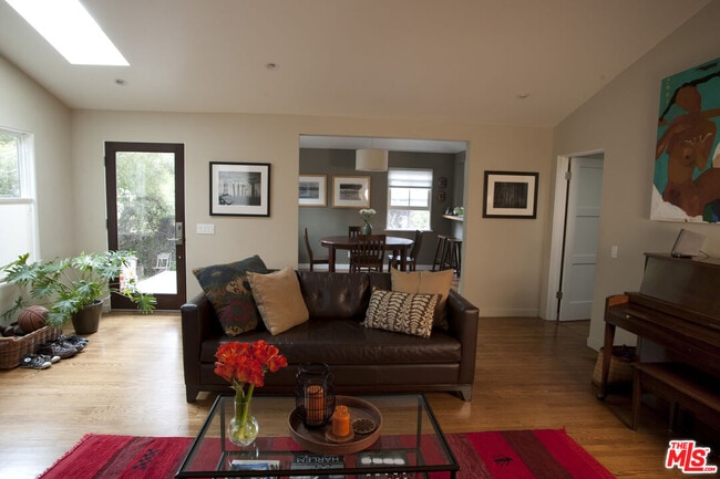 Photo - 737 Broadway St