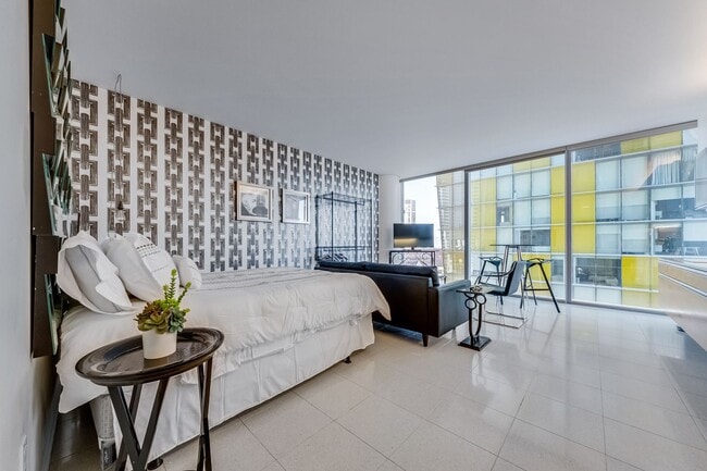 Photo - Veer Towers 1010W- Partial Strip Views from this Studio Residence Unidad 1010