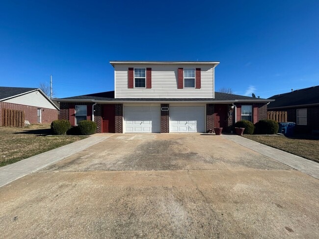 Building Photo - 3302 SW Landau Ct Unit 3302 SW Landau Ct Apt 1