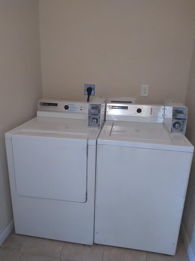 Photo - 711 S Poplar St