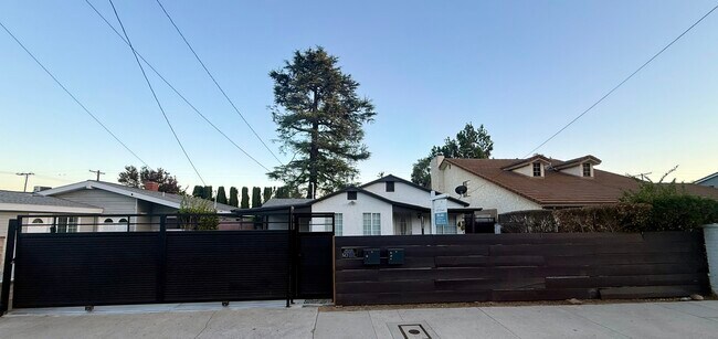 Photo - 22122 Saticoy St