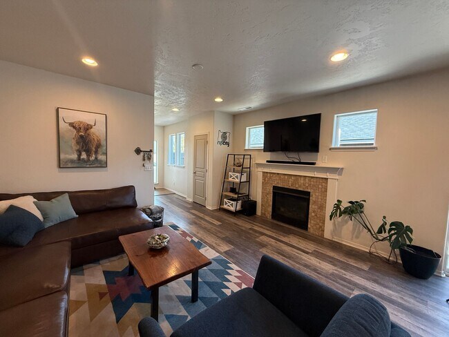 Photo - CHECK OUT THIS BEAUTIFUL HOME IN MAPLE MEA...