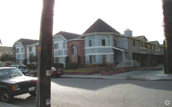 Building Photo - The Brownstone Apartments