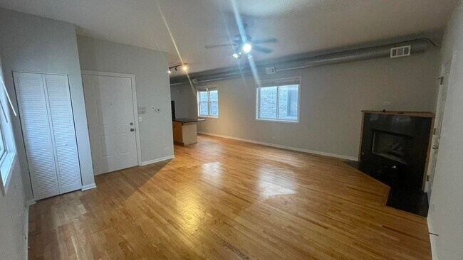 Photo - 2406 W Flournoy St Unidad 3 Rental