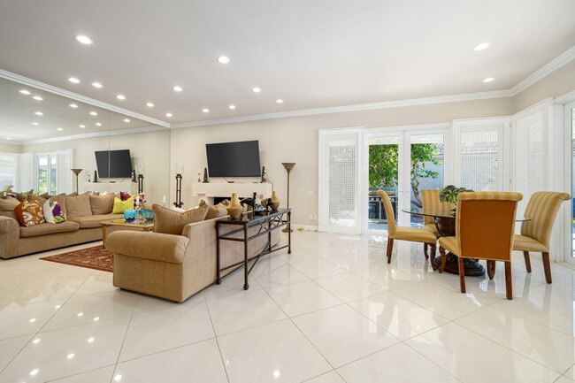 4 Dartmouth Dr