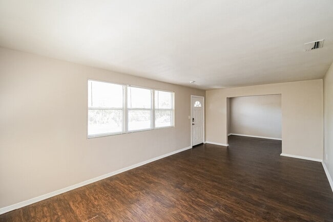 Photo - 908 Deerwood Cir S