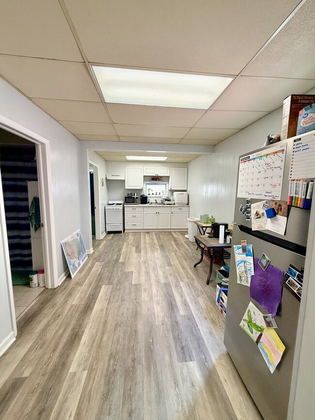 Building Photo - 546 Quincy Ave Unit 2