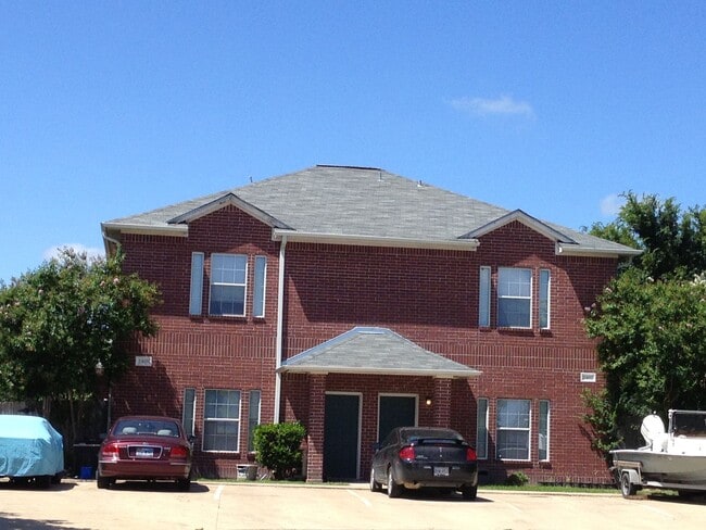 Building Photo - THREE BEDROOMS, THREE BATHS, PRIVACY FENCED BACK YARD, PET FRIENDLY