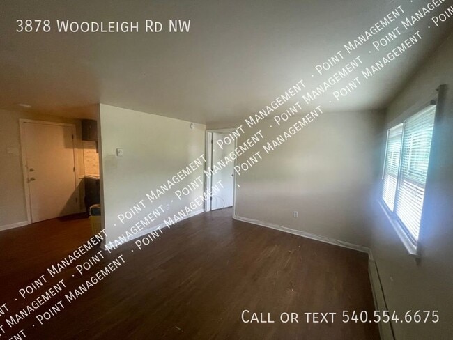 Photo - 3878 Woodleigh Rd NW