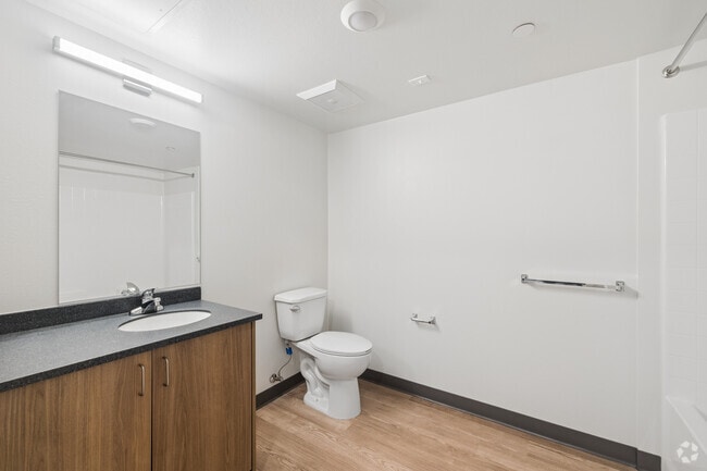 2BR, 2BA - 778SF - Bathroom