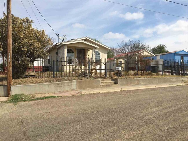 Building Photo - 602 Mier St