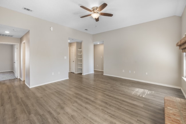 Photo - 610 Brenna Rd