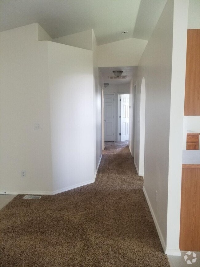 Building Photo - Great location 3 bedroom 2 bath home