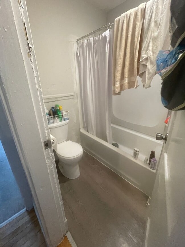 Photo - No fee Split 2 bed Stainless Kitchen CORNER unit , Su[er Bright Windows everywhere   HT Inc Stude...