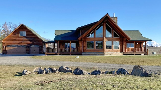 Beautifully Crafted Log Home - Beautifully Crafted Log Home