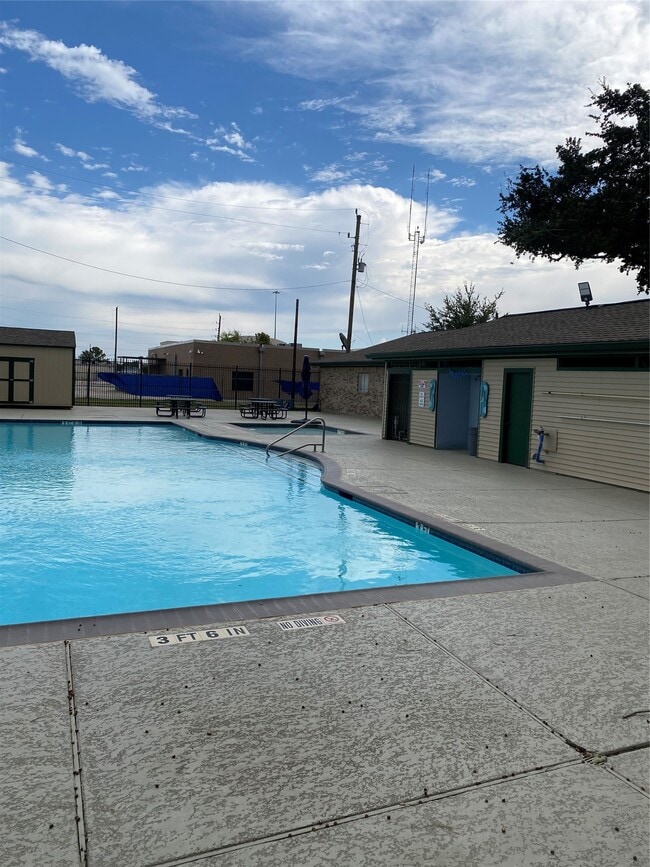 Building Photo - 415 N Forest Blvd