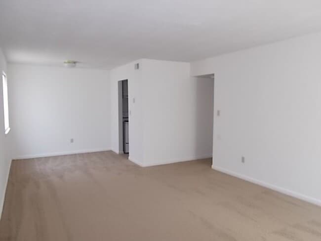 Photo - Oakland Square Apartments, Hampton Unidad 320 E. Mercury Blvd #80