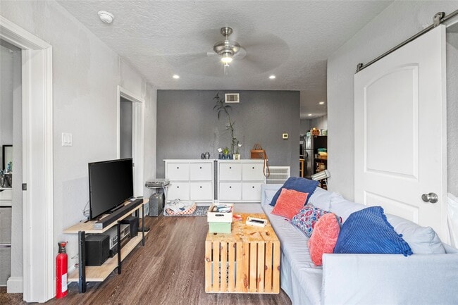 Building Photo - 4630 Woodside St Unit 1