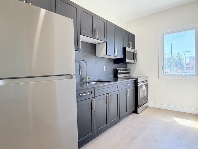 Building Photo - 691 Ouellette Ave Unit 3