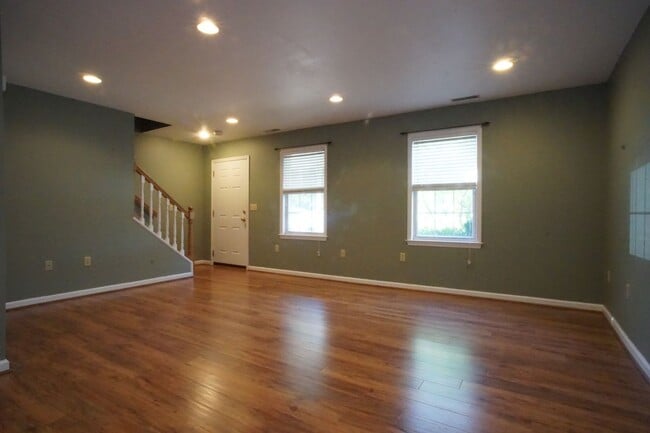 Photo - 4 Bed / 3 Bath.  Pet Friendly.  Reserved Parking. Master on Main.