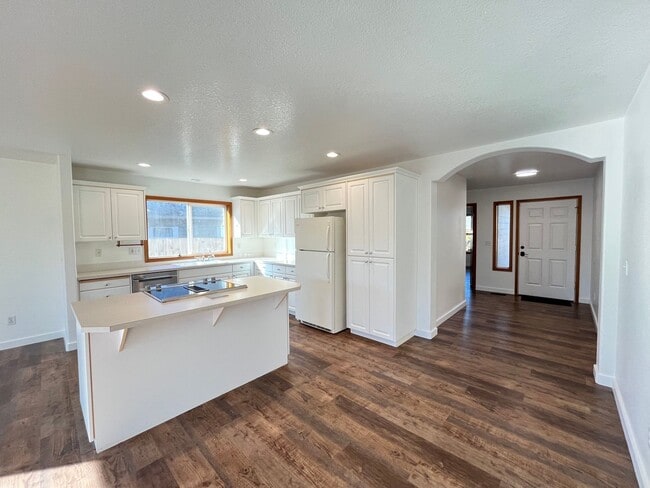 Photo - Amazing 3 Bd 2 Bath home in Historic Gladstone! Attached garage and Private yard! Easy access to ...