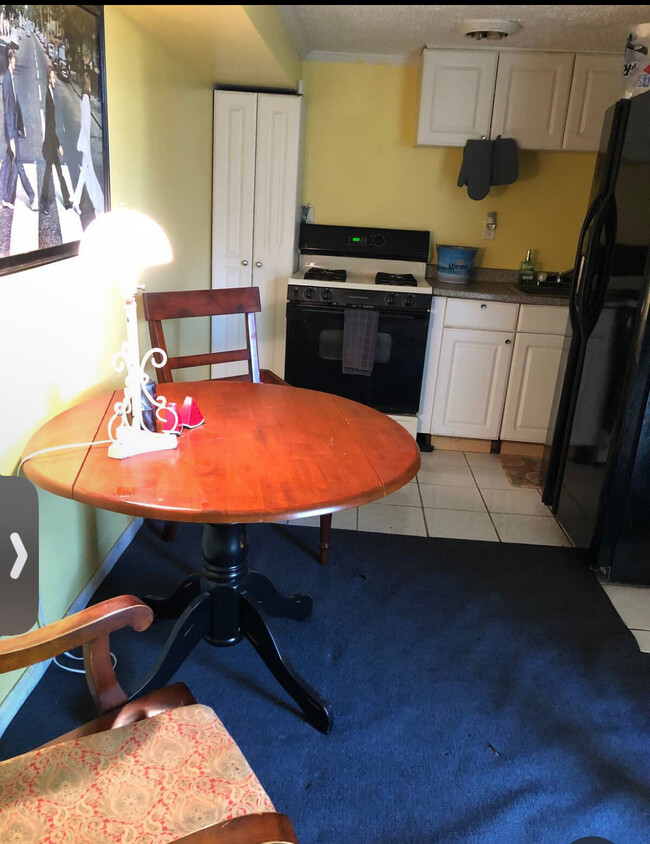 Eat in kitchen/dinnig area - 278 Drummond Ave Apartments Unit Drummond ave