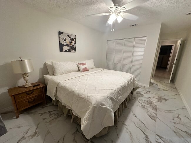 Photo - 1112 E Corktree Cir