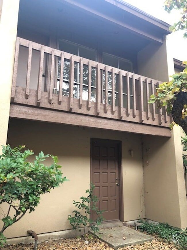 Building Photo - SUPER SPACIOUS 2 BEDROOM TOWNHOME