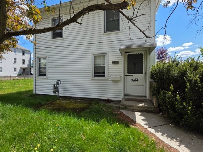 Building Photo - 27 Cross St Unit 1