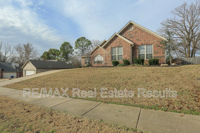 Photo - 303 NW Palomino St