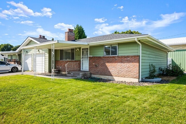 Building Photo - Large Central Valley Duplex - Available Now! Unit 619 N. Bowdish Rd. Rental
