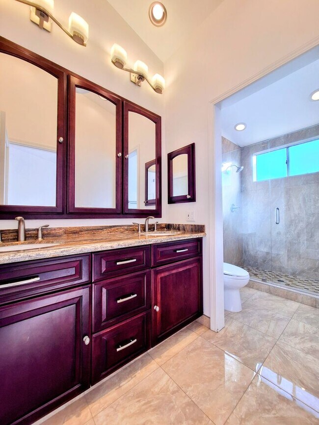 Photo - Beautiful 2bd Townhouse With Attached Gara...