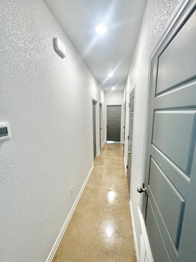 Photo - AVAILABLE NOW! - FIRST MONTH FREE