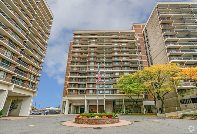 Building Photo - 150-38 Union Tpke Unit 4D Rental
